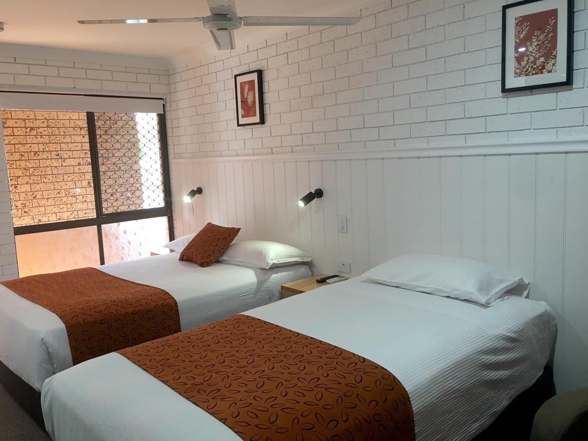 Gin Gin Village Motor Inn Motel Qld Exterior photo